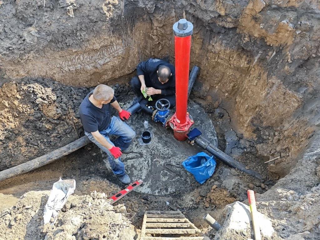 На водопроводе по улице Луначарского в Пологах завершается монтаж колодцев На водопроводе по улице Луначарского в Пологах завершается монтаж колодцев