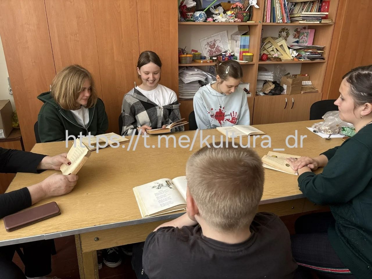 4 апреля в "Малобелозерском СК" прошёл тематический час-беседа "Поэзия для души", посвященный Дню поэзии 4 апреля в "Малобелозерском СК" прошёл тематический час-беседа "Поэзия для души", посвященный Дню поэзии