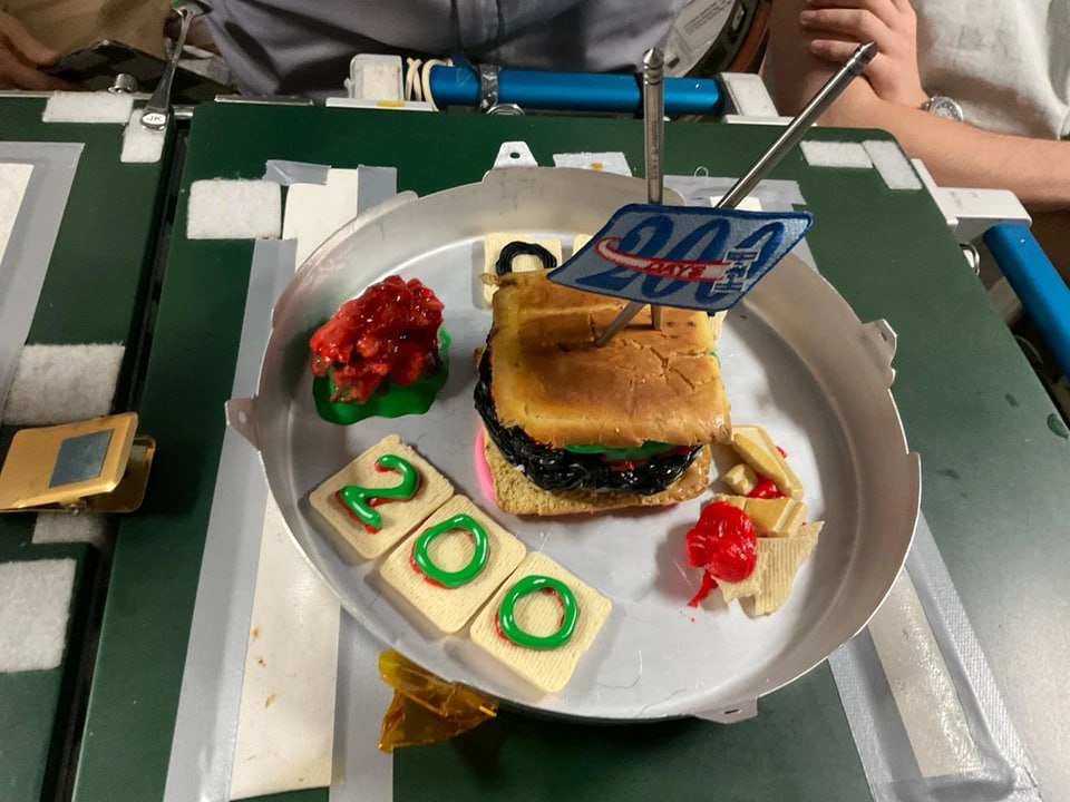 Оливье из японских яиц и шоколадный сыр: Космонавт поделился, чем питается на орбите Оливье из японских яиц и шоколадный сыр: Космонавт поделился, чем питается на орбите