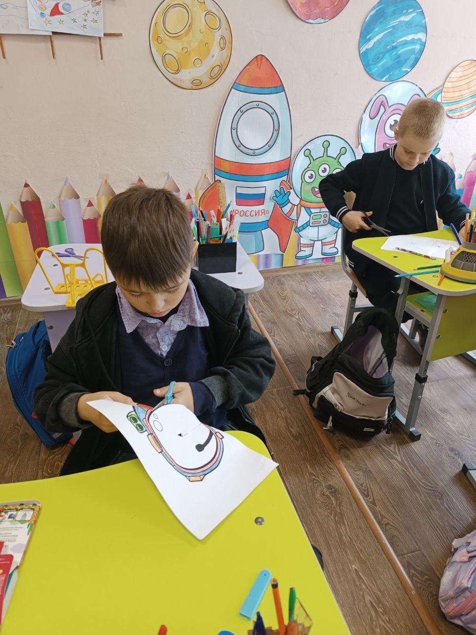 В преддверии праздника "День космонавтики" в Дунаевском сельском Доме культуры, детским любительским объединением по интересам " Радуга" был проведён мастер- класс по изготовлению "Маска космонавта" и призы к викторине... В преддверии праздника "День космонавтики" в Дунаевском сельском Доме культуры, детским любительским объединением по интересам " Радуга" был проведён мастер- класс по изготовлению "Маска космонавта" и призы к викторине...