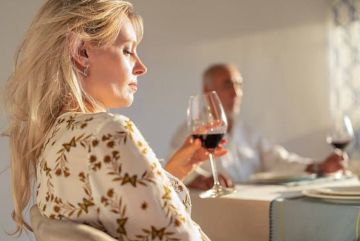 Один бокал вина в день может продлить жизнь на полгода, но только мужчинам, — исследование