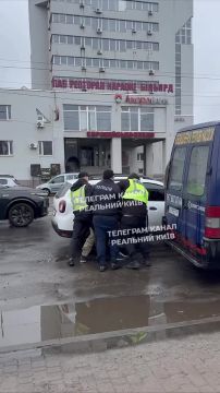 Украина, наши дни. Еще один доброволец отправляется на фронт