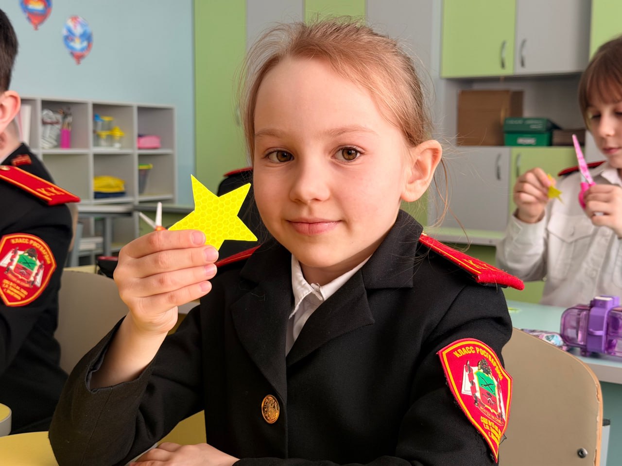 Сотрудники Госавтоинспекции проводят для учащихся начальных классов мастер-классы «Засветись ради жизни - сделай фликер!» Сотрудники Госавтоинспекции проводят для учащихся начальных классов мастер-классы «Засветись ради жизни - сделай фликер!»