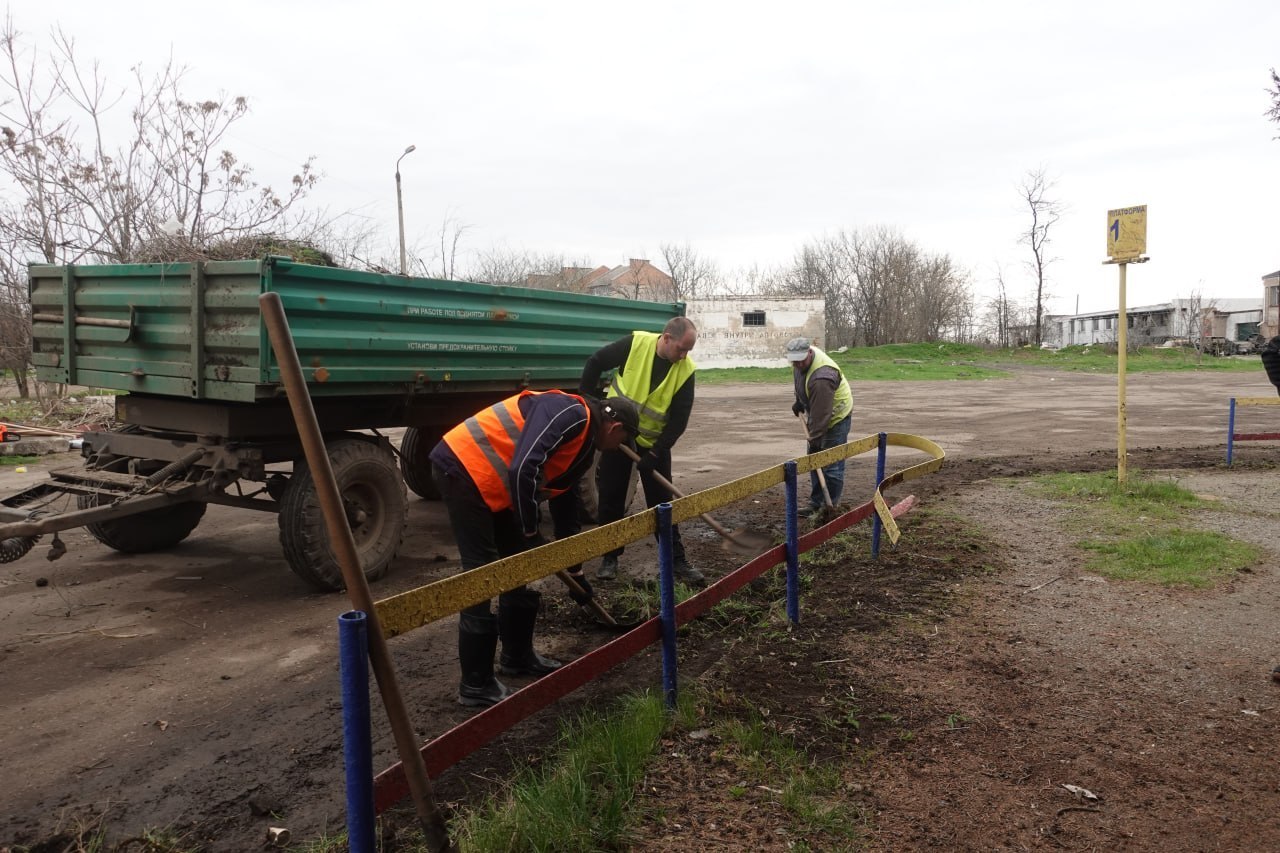 Работниками администрации Токмакского муниципального округа совместно с работниками МУП УК «Контакт» был проведен субботник на территории Токмакской городской автостанции Работниками администрации Токмакского муниципального округа совместно с работниками МУП УК «Контакт» был проведен субботник на территории Токмакской городской автостанции