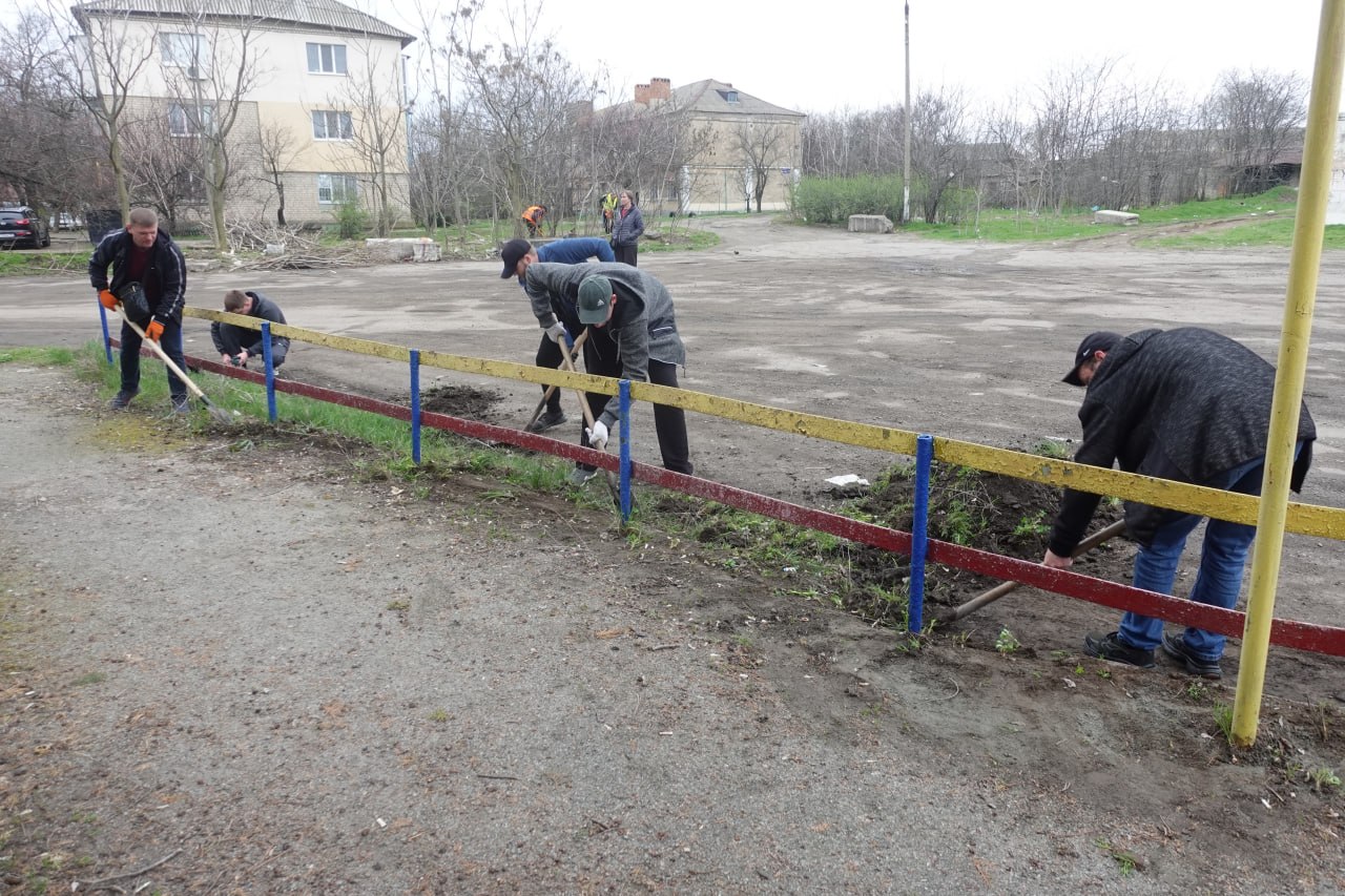 Работниками администрации Токмакского муниципального округа совместно с работниками МУП УК «Контакт» был проведен субботник на территории Токмакской городской автостанции Работниками администрации Токмакского муниципального округа совместно с работниками МУП УК «Контакт» был проведен субботник на территории Токмакской городской автостанции