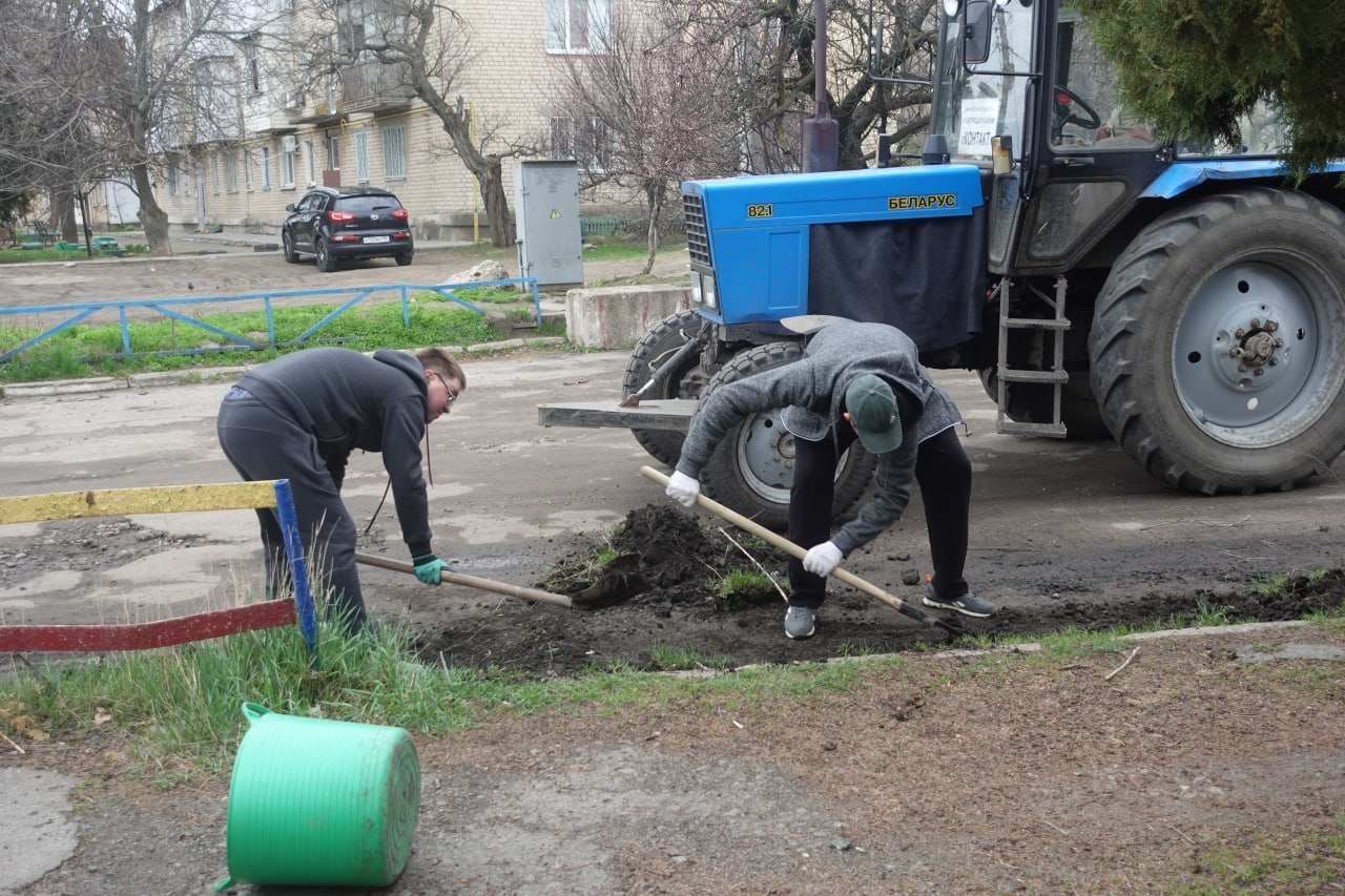 Работниками администрации Токмакского муниципального округа совместно с работниками МУП УК «Контакт» был проведен субботник на территории Токмакской городской автостанции Работниками администрации Токмакского муниципального округа совместно с работниками МУП УК «Контакт» был проведен субботник на территории Токмакской городской автостанции
