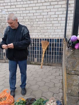 В рамках исполнения распоряжение Главы Токмакского муниципального округа №81/1-р от 07.06.2024 г. "О запрете несанкционированной торговли в неустановленных местах на территории Токмакского муниципального округа" сотрудники...