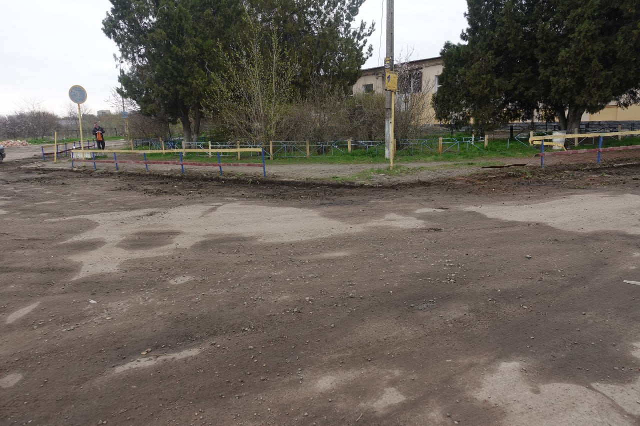 Работниками администрации Токмакского муниципального округа совместно с работниками МУП УК «Контакт» был проведен субботник на территории Токмакской городской автостанции Работниками администрации Токмакского муниципального округа совместно с работниками МУП УК «Контакт» был проведен субботник на территории Токмакской городской автостанции