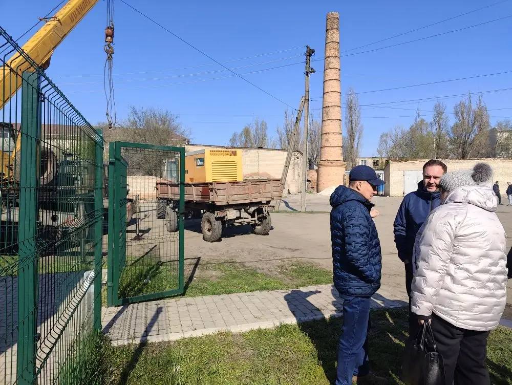 В связи со сложившейся ситуацией с аварийным отключением электроэнергии совместно с главами подшефных территорий Александром Калмыковым и Алексеем Салминым определили перечень первоочередных мероприятий по обеспечению людей...