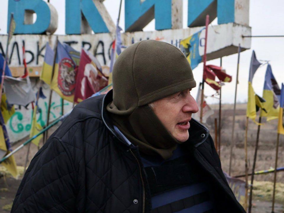 Украинские СМИ сообщают, что Борис Джонсон тайно приехал на позиции ВСУ на Запорожском направлении Украинские СМИ сообщают, что Борис Джонсон тайно приехал на позиции ВСУ на Запорожском направлении