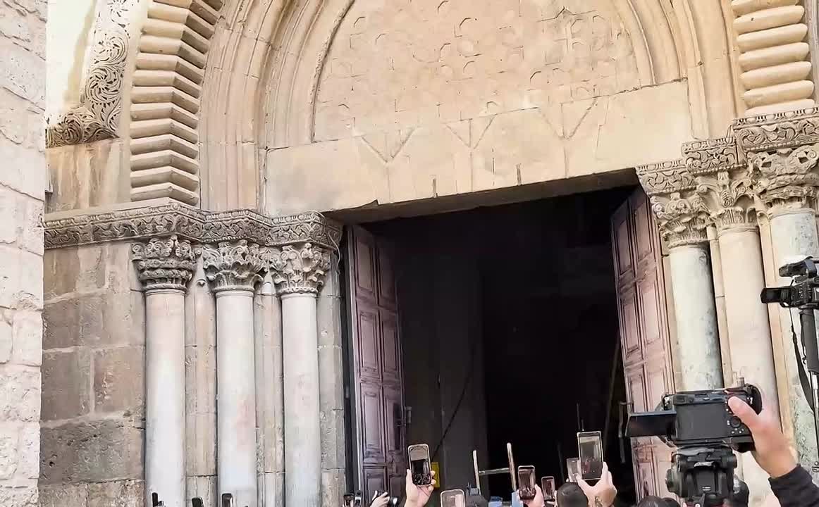 Врата Храма Гроба Господня открылись