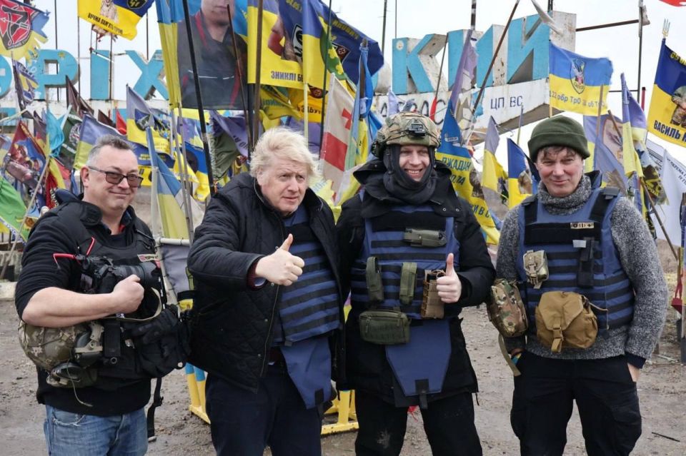 Украинские СМИ сообщают, что Борис Джонсон тайно приехал на позиции ВСУ на Запорожском направлении Украинские СМИ сообщают, что Борис Джонсон тайно приехал на позиции ВСУ на Запорожском направлении