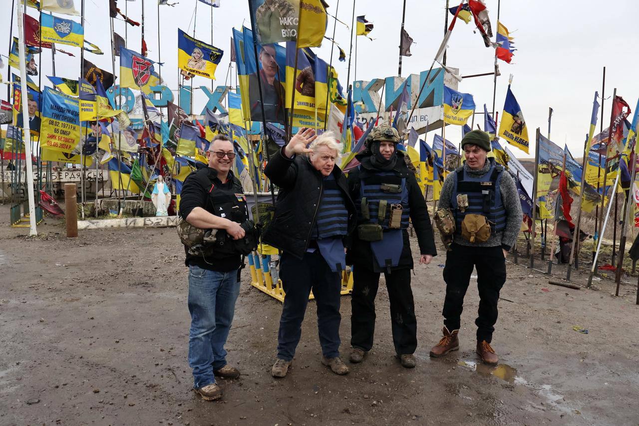 Борис Джонсон тайно побывал на позициях ВСУ, а после потребовал продолжать войну — украинцы не в восторге Борис Джонсон тайно побывал на позициях ВСУ, а после потребовал продолжать войну — украинцы не в восторге