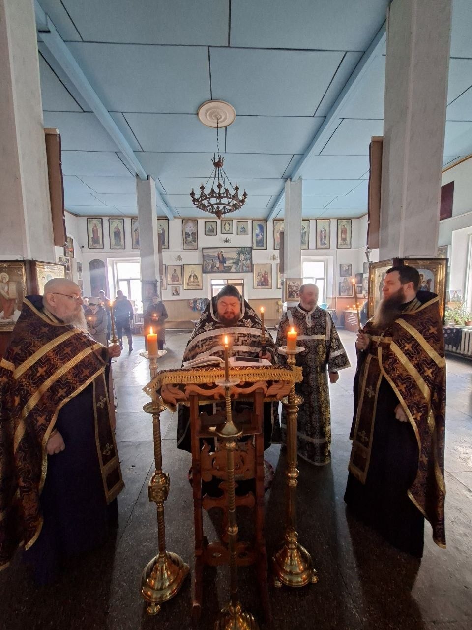 Предшествующая неделя перед Пасхой, именуется Страстная Седмица, каждый день этой недели называется ни как иначе, как только Великий, в течении всех этих дней в Православных храмах проходят скорбные Богослужения, каждый день... Предшествующая неделя перед Пасхой, именуется Страстная Седмица, каждый день этой недели называется ни как иначе, как только Великий, в течении всех этих дней в Православных храмах проходят скорбные Богослужения, каждый день...