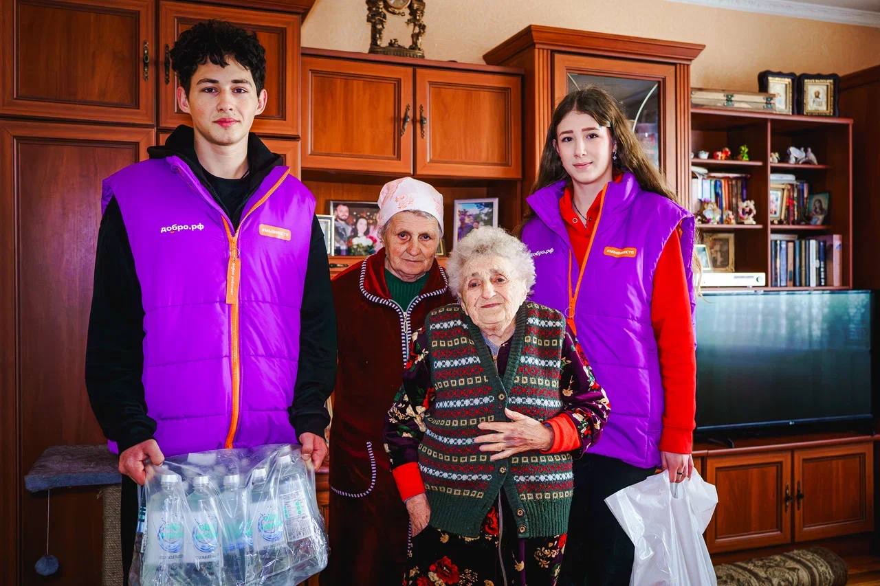 Активисты молодёжного движения «Юг Молодой» совместно с волонтёрами регионального штаба #МЫВМЕСТЕ и «Молодой Гвардии Единой России» организовали адресную помощь тем, кто особенно нуждается в поддержке