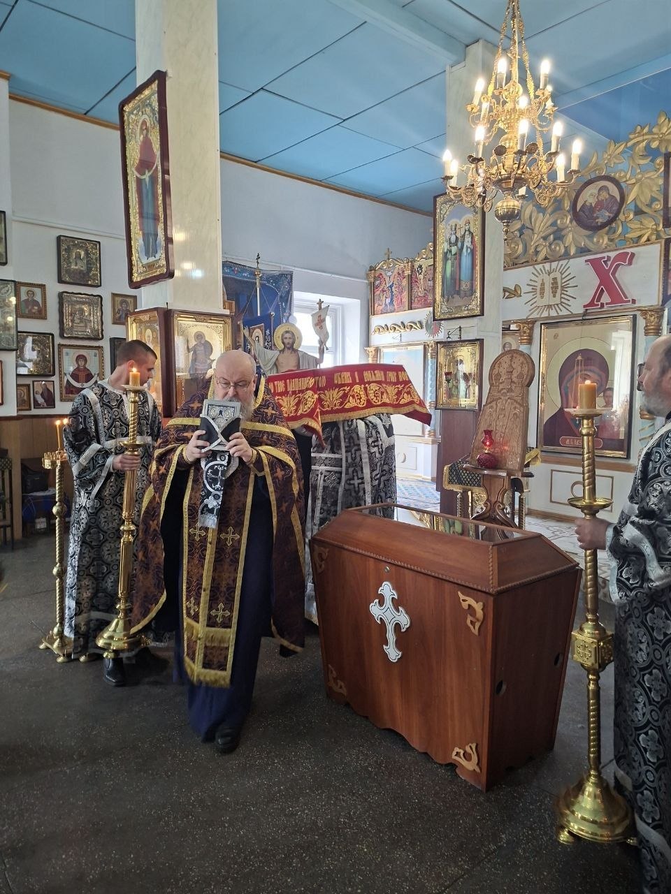 Предшествующая неделя перед Пасхой, именуется Страстная Седмица, каждый день этой недели называется ни как иначе, как только Великий, в течении всех этих дней в Православных храмах проходят скорбные Богослужения, каждый день... Предшествующая неделя перед Пасхой, именуется Страстная Седмица, каждый день этой недели называется ни как иначе, как только Великий, в течении всех этих дней в Православных храмах проходят скорбные Богослужения, каждый день...