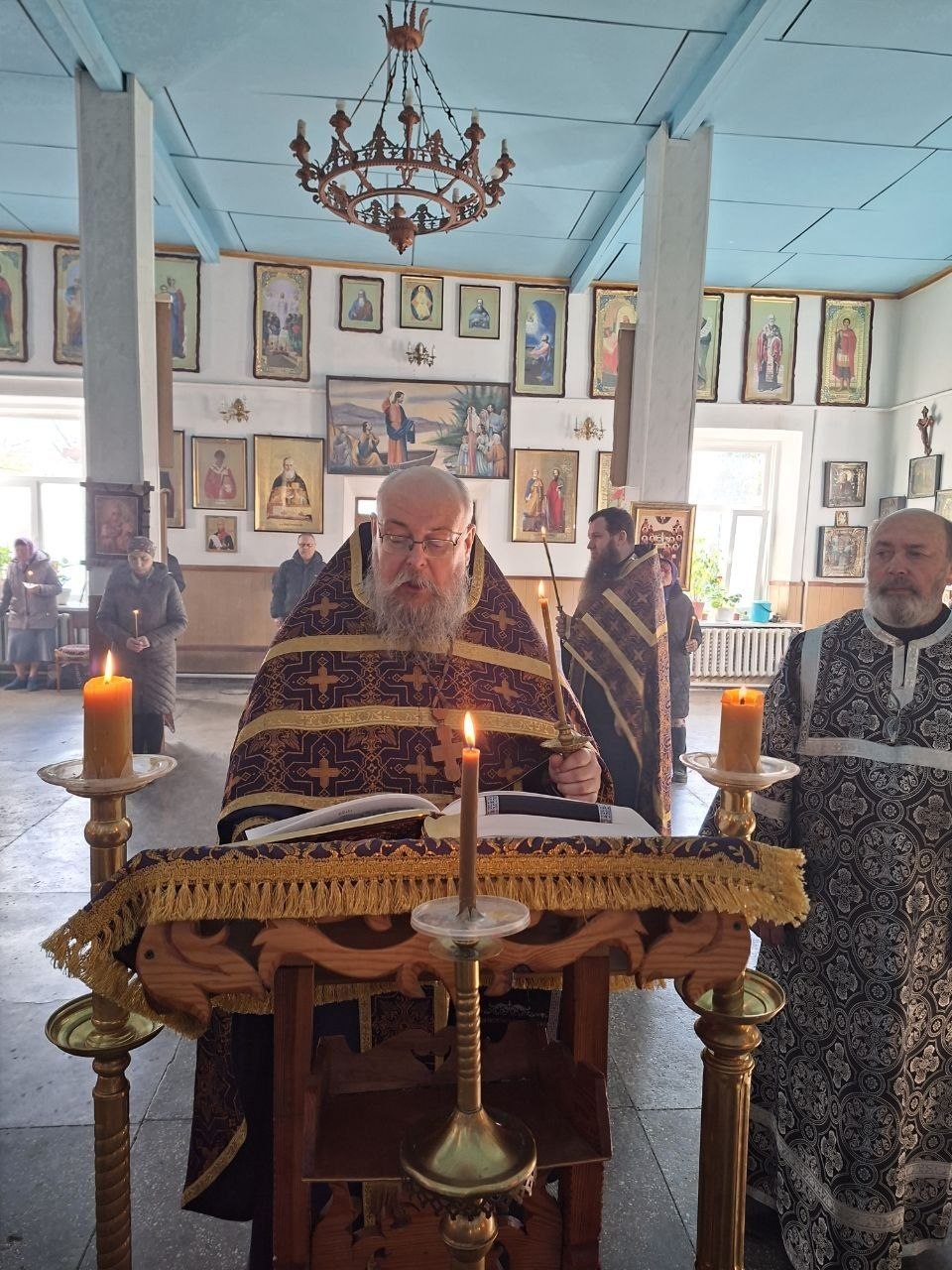 Предшествующая неделя перед Пасхой, именуется Страстная Седмица, каждый день этой недели называется ни как иначе, как только Великий, в течении всех этих дней в Православных храмах проходят скорбные Богослужения, каждый день... Предшествующая неделя перед Пасхой, именуется Страстная Седмица, каждый день этой недели называется ни как иначе, как только Великий, в течении всех этих дней в Православных храмах проходят скорбные Богослужения, каждый день...