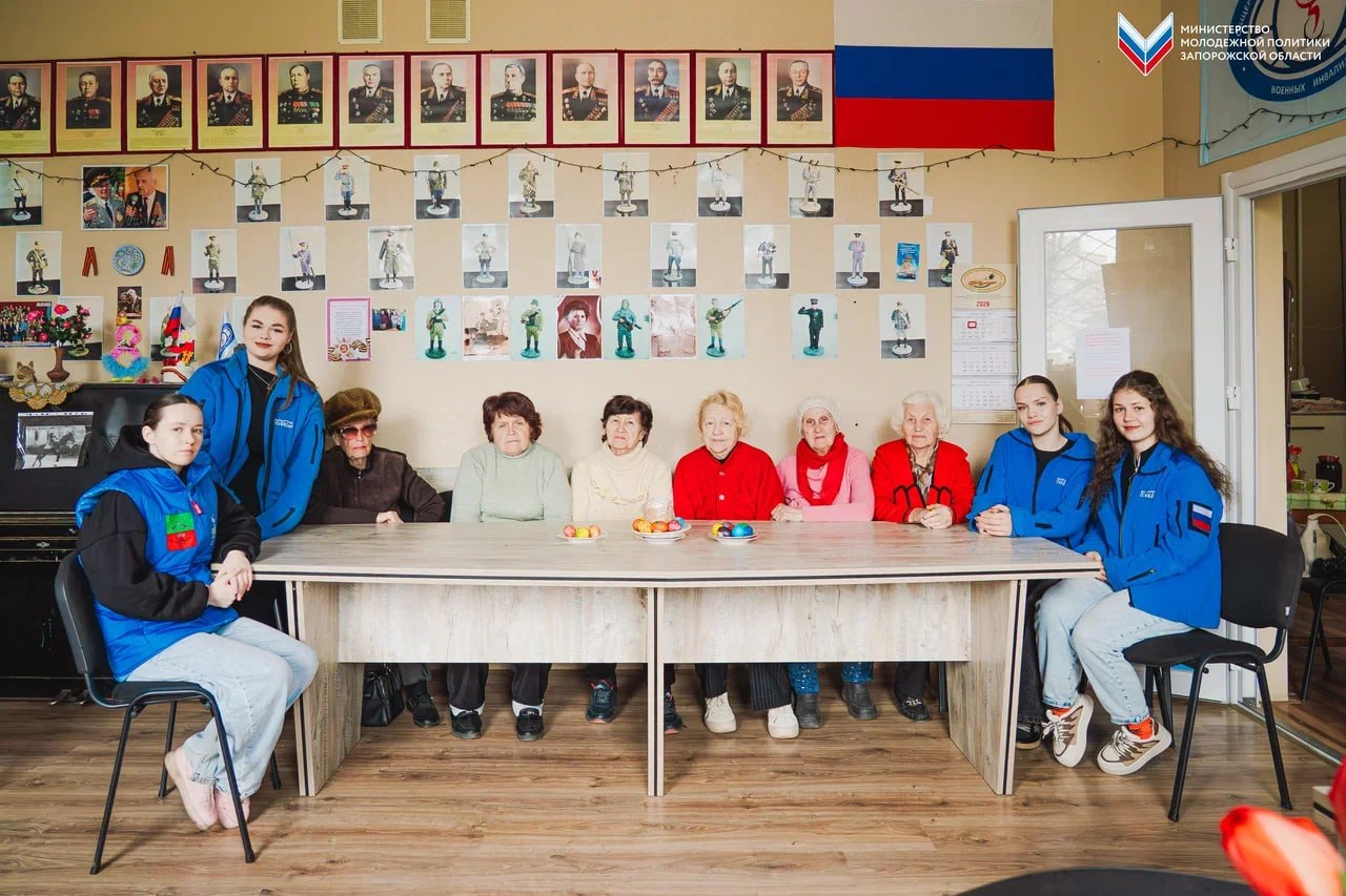 «Пасхальный сувенир»: ветераны ВОВ приняли участие в росписи пасхальных яиц с «Волонтёрами Победы»