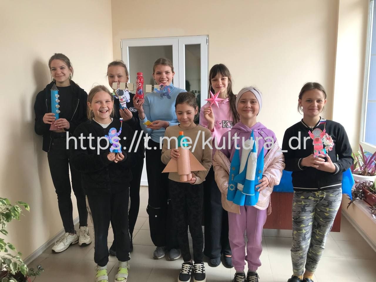 В рамках празднования 65-летия Дня космонавтики в Балаковском СДК прошли увлекательные мастер-классы и мини-выставка «Побывавшим в космосе, посвящается»!