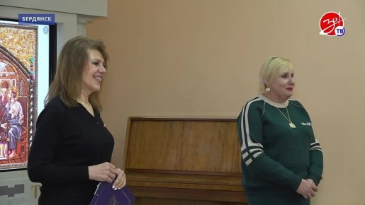 В преддверии светлого праздника Пасхи рукодельницы бердянской студии «Чародейки» представили свои работы на выставке «Святые образы Руси»