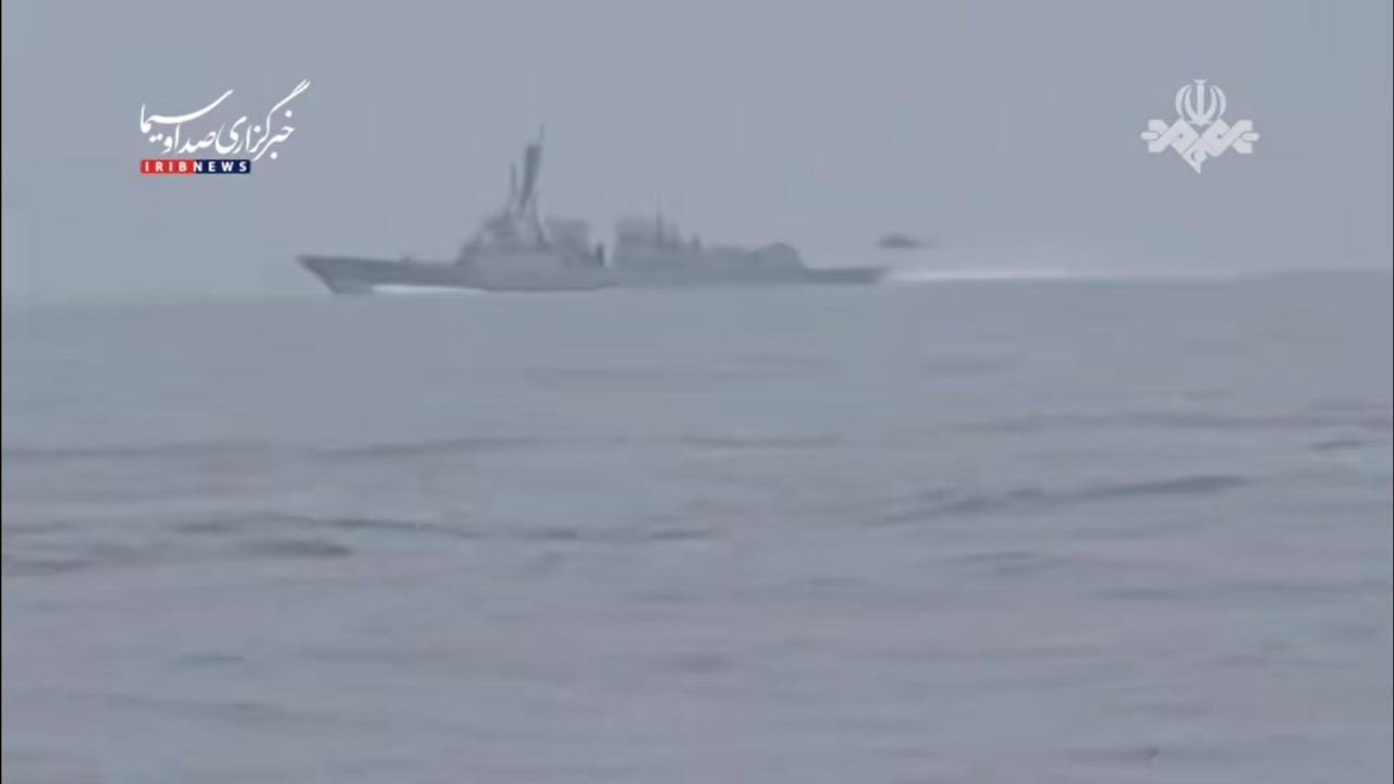 Катер ВМС КСИР передает "последние иранские предупреждения" двум эсминцам ВМС США класса «Арли Бёрк» USS Frank E. Petersen Jr. (DDG 121) и USS Michael Murphy (DDG 112) в Оманском заливе недалеко от порта Фуджейра Катер ВМС КСИР передает "последние иранские предупреждения" двум эсминцам ВМС США класса «Арли Бёрк» USS Frank E. Petersen Jr. (DDG 121) и USS Michael Murphy (DDG 112) в Оманском заливе недалеко от порта Фуджейра