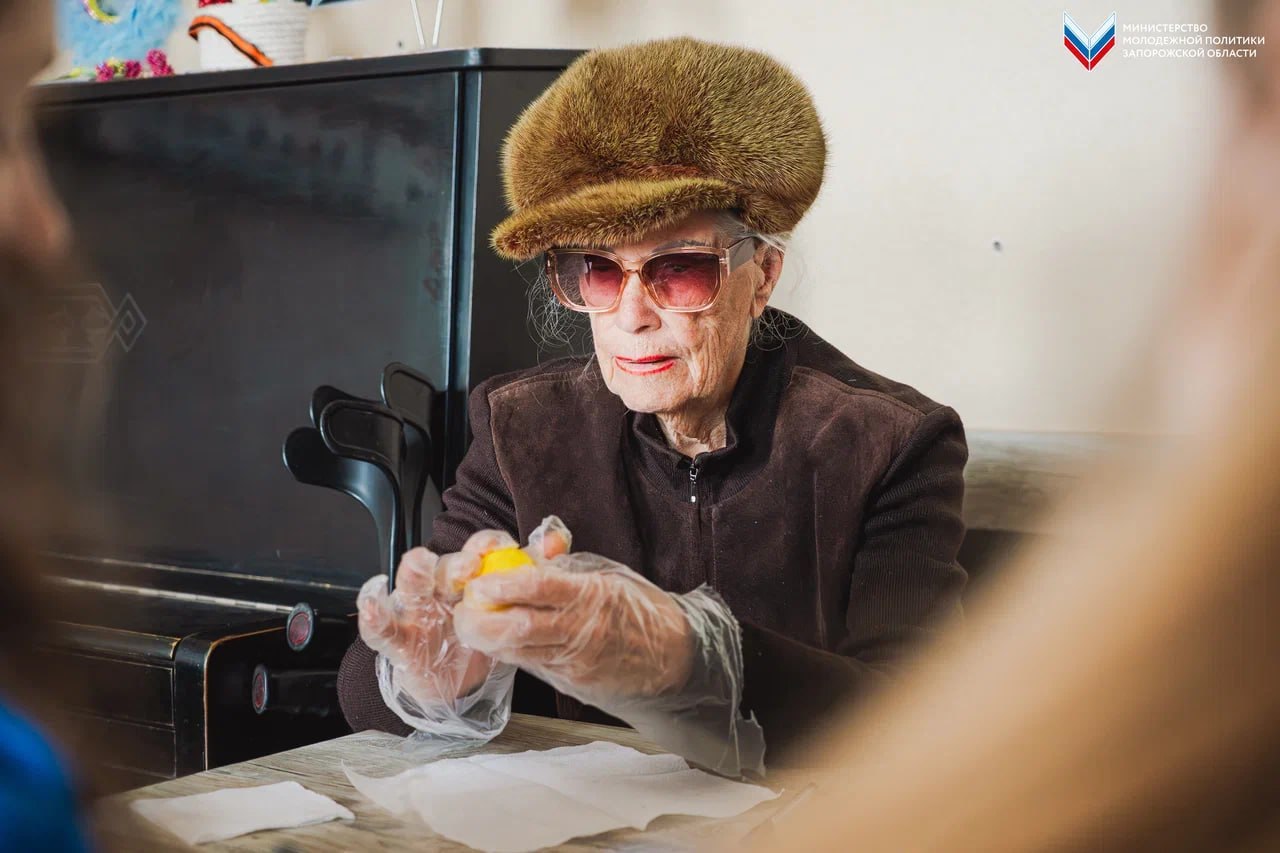 «Пасхальный сувенир»: ветераны ВОВ приняли участие в росписи пасхальных яиц с «Волонтёрами Победы» «Пасхальный сувенир»: ветераны ВОВ приняли участие в росписи пасхальных яиц с «Волонтёрами Победы»