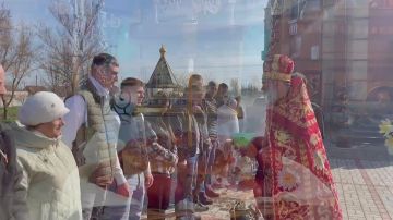 В этот теплый и солнечный пасхальный день в приморском поселке Кирилловка Запорожской области прихожане собрались в храме во имя святителя Николая Чудотворца, чтобы освятить пасхальные дары