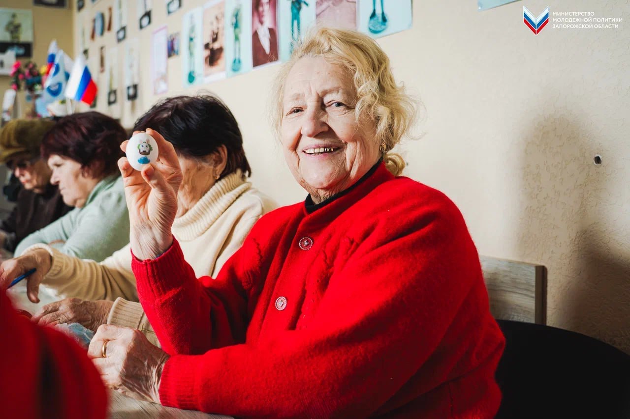 «Пасхальный сувенир»: ветераны ВОВ приняли участие в росписи пасхальных яиц с «Волонтёрами Победы» «Пасхальный сувенир»: ветераны ВОВ приняли участие в росписи пасхальных яиц с «Волонтёрами Победы»