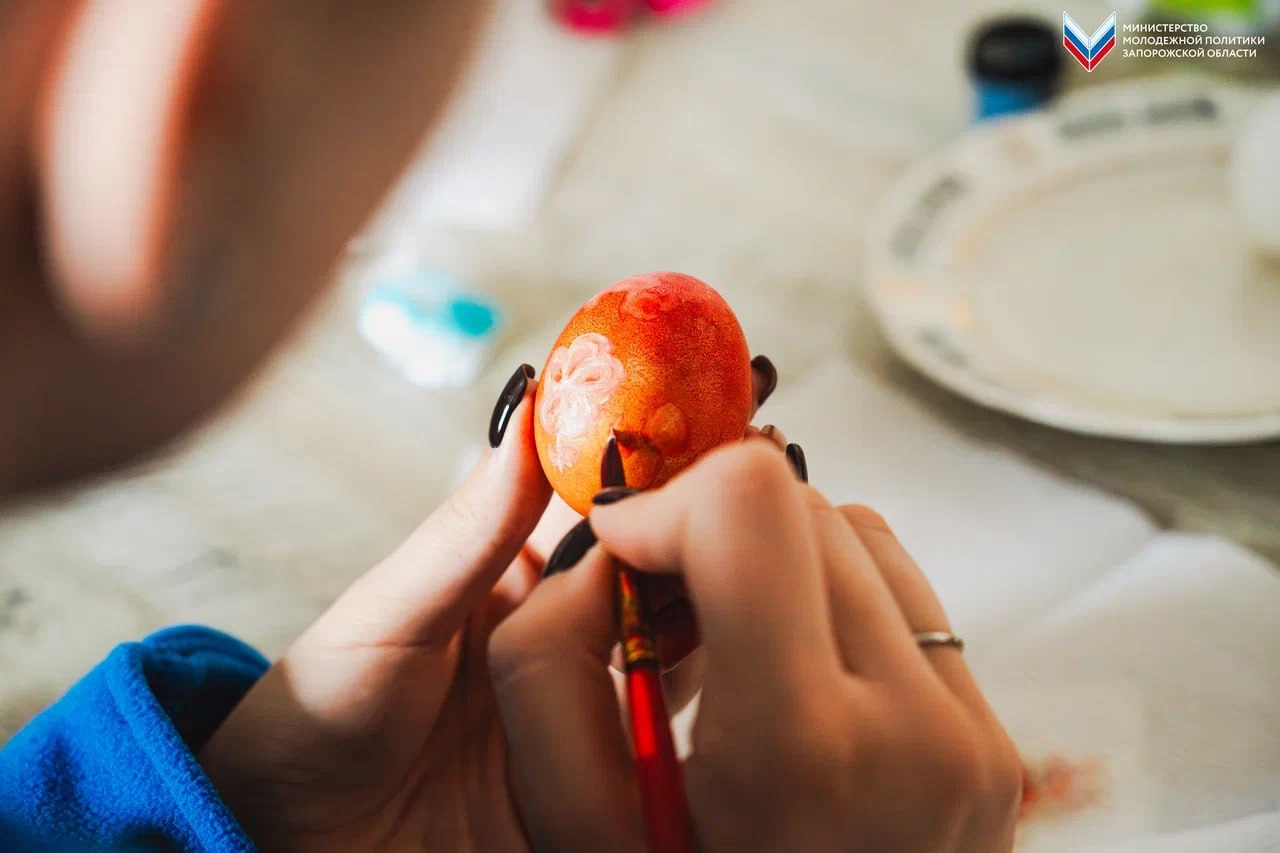 «Пасхальный сувенир»: ветераны ВОВ приняли участие в росписи пасхальных яиц с «Волонтёрами Победы» «Пасхальный сувенир»: ветераны ВОВ приняли участие в росписи пасхальных яиц с «Волонтёрами Победы»