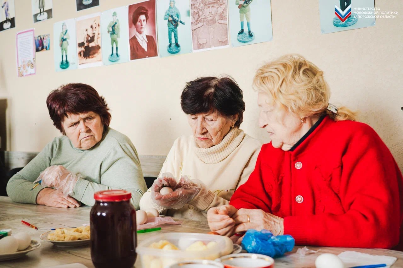 «Пасхальный сувенир»: ветераны ВОВ приняли участие в росписи пасхальных яиц с «Волонтёрами Победы» «Пасхальный сувенир»: ветераны ВОВ приняли участие в росписи пасхальных яиц с «Волонтёрами Победы»