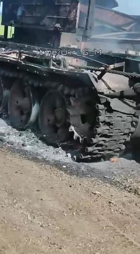 Охота наших дроноводов продолжается: боевик ВСУ демонстрирует результат прилета российского FPV-дрона по бронированной ремонтно-эвакуационной машине, которая пыталась эвакуировать самоходную артиллерийскую установку