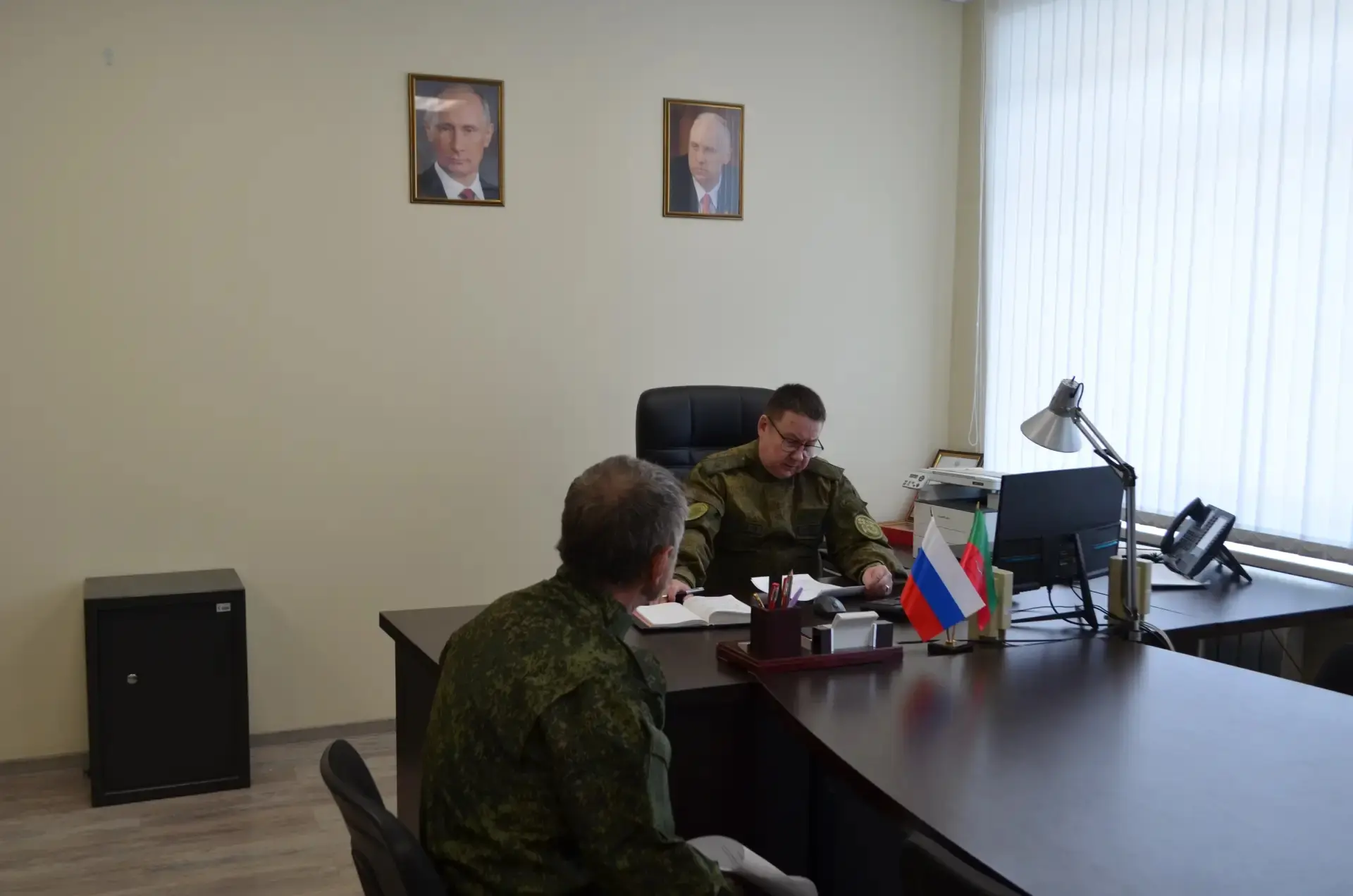 Выплаты раненного участника СВО похитили двое молодых людей в Запорожской области