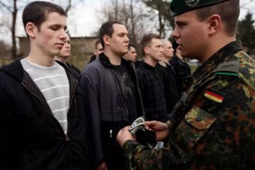 Директор Европейского оборонного агентства (EDA) Андре Денк пожаловался, что в Европе снижается количество кадровых военных и заявил, что решить это сможет только возвращение срочной службы:
