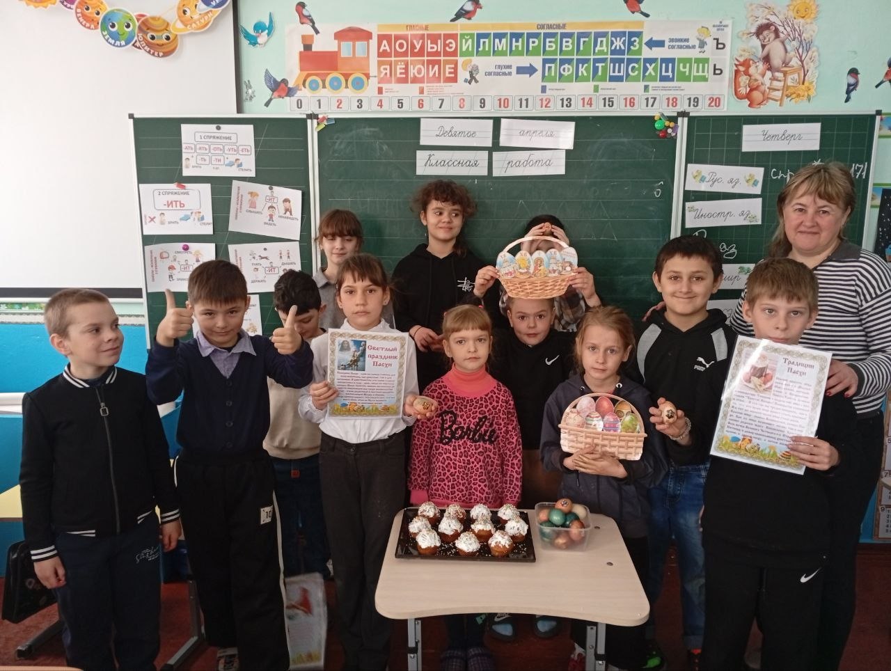 В преддверии светлого праздника Воскресения Христова Дунаевский сельский Дом культуры провел для учащихся 1- 4 классов "Дунаевской школы- детский сад #55 " мастер-класс по росписи Пасхальных яиц