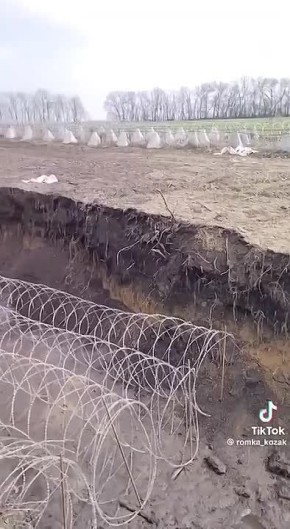 На Запорожском направлении ВСУ строят дополнительные линии обороны: роют рвы, устанавливают «зубы дракона» и огораживаются колючей проволокой
