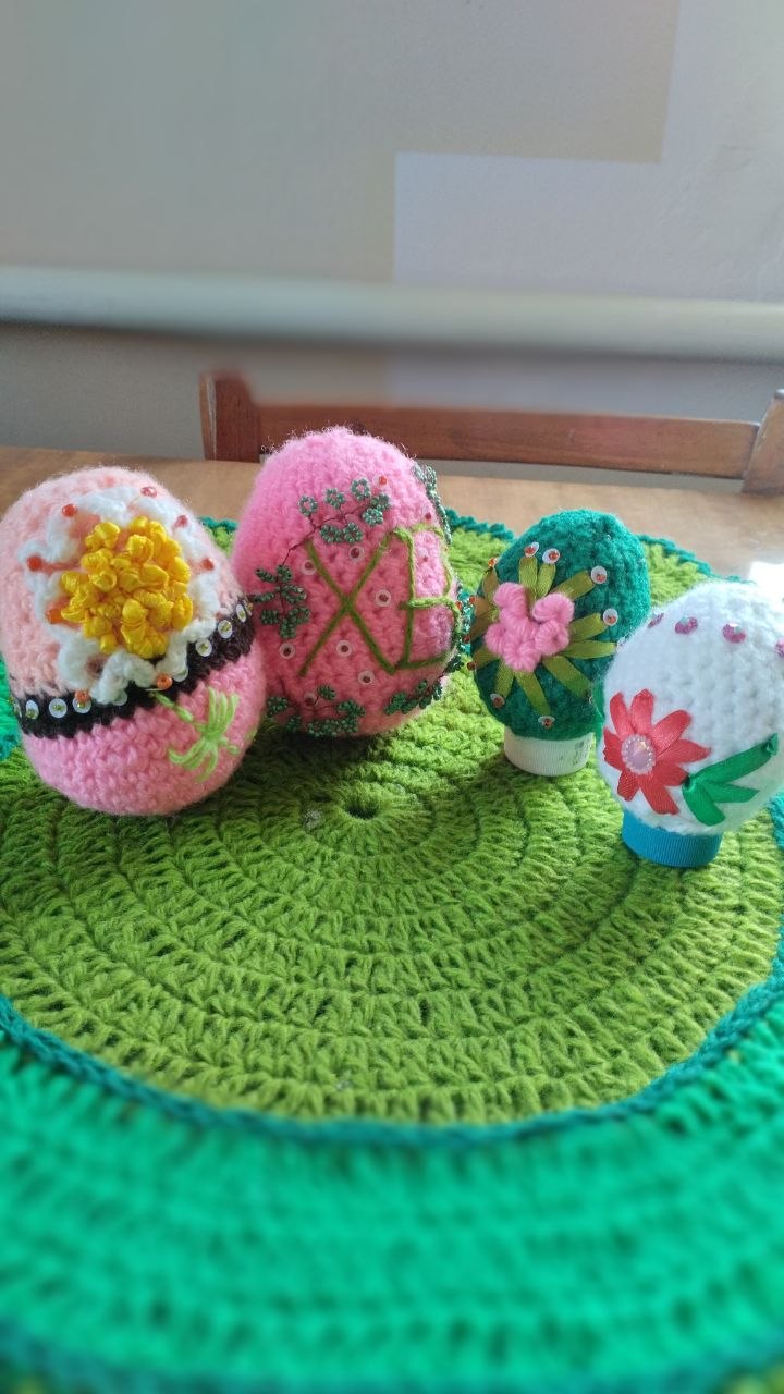 В Приазовском доме культуры на кружке " Золотые ручки "юные мастерицы подготовили подарки к светлому празднику Пасха