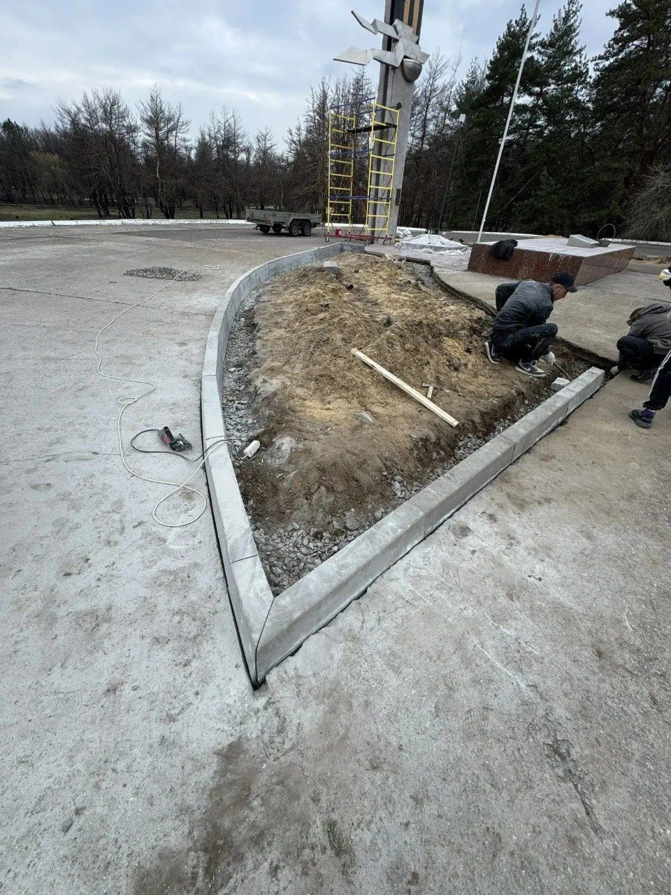 Благоустройство братской могилы в Энергодаре продолжается Благоустройство братской могилы в Энергодаре продолжается