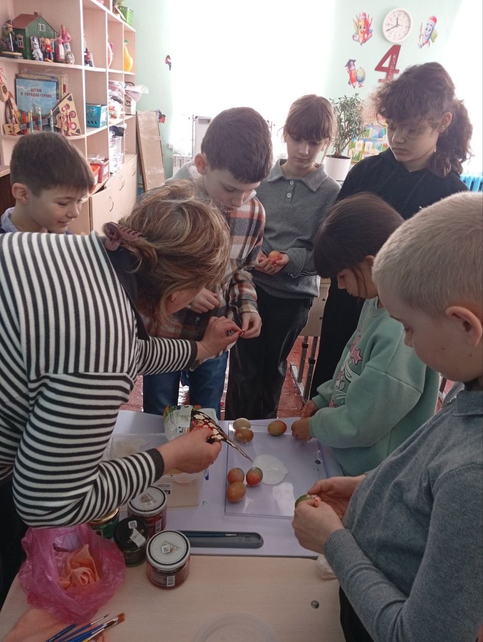 В преддверии светлого праздника Воскресения Христова Дунаевский сельский Дом культуры провел для учащихся 1- 4 классов "Дунаевской школы- детский сад #55 " мастер-класс по росписи Пасхальных яиц В преддверии светлого праздника Воскресения Христова Дунаевский сельский Дом культуры провел для учащихся 1- 4 классов "Дунаевской школы- детский сад #55 " мастер-класс по росписи Пасхальных яиц