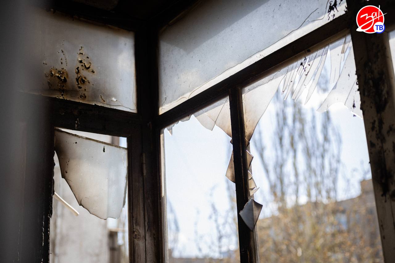 В результате ночной атаки противника на Мелитополь повреждения получили жилые дома В результате ночной атаки противника на Мелитополь повреждения получили жилые дома