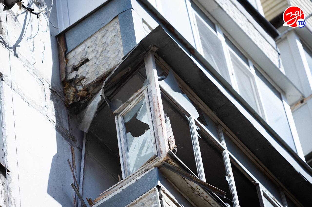 В результате ночной атаки противника на Мелитополь повреждения получили жилые дома В результате ночной атаки противника на Мелитополь повреждения получили жилые дома