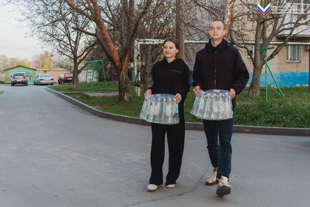 Помощь, которая так важна: волонтёры доставляют питьевую воду в Мелитополе Помощь, которая так важна: волонтёры доставляют питьевую воду в Мелитополе