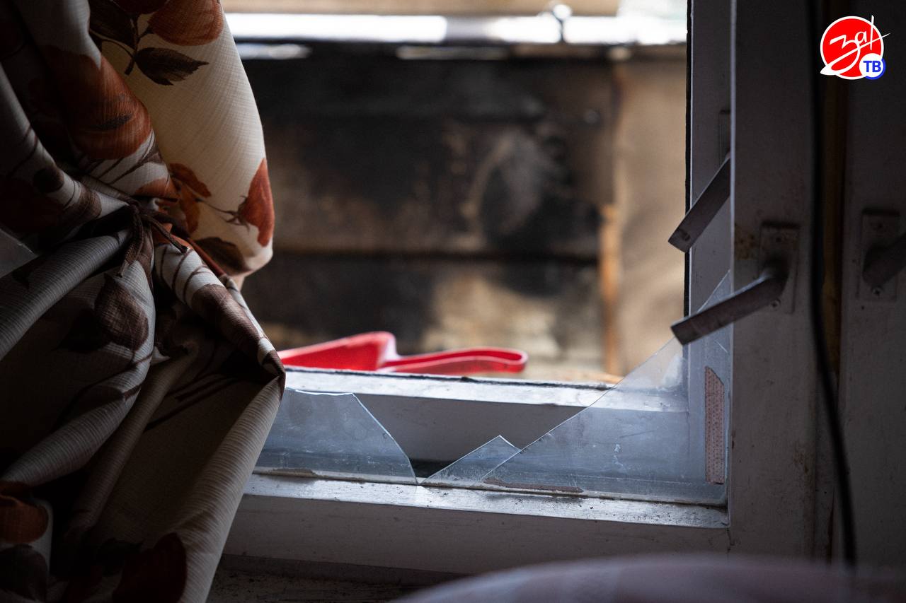 В результате ночной атаки противника на Мелитополь повреждения получили жилые дома В результате ночной атаки противника на Мелитополь повреждения получили жилые дома