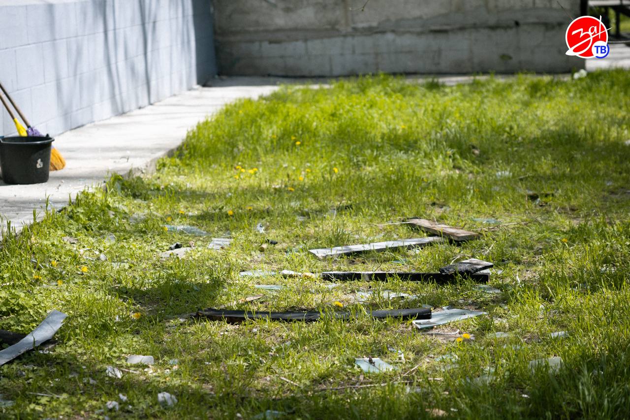 В результате ночной атаки противника на Мелитополь повреждения получили жилые дома В результате ночной атаки противника на Мелитополь повреждения получили жилые дома