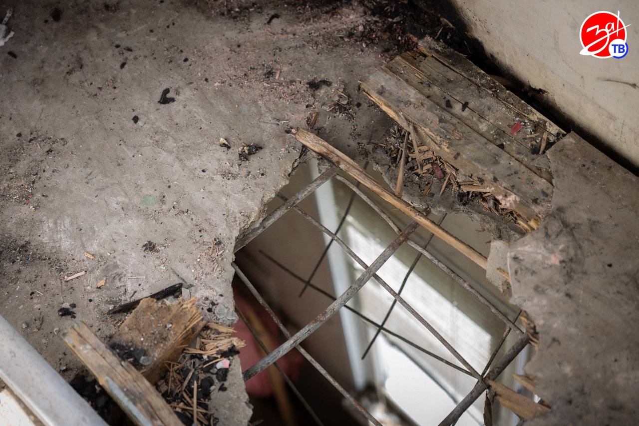 В результате ночной атаки противника на Мелитополь повреждения получили жилые дома В результате ночной атаки противника на Мелитополь повреждения получили жилые дома