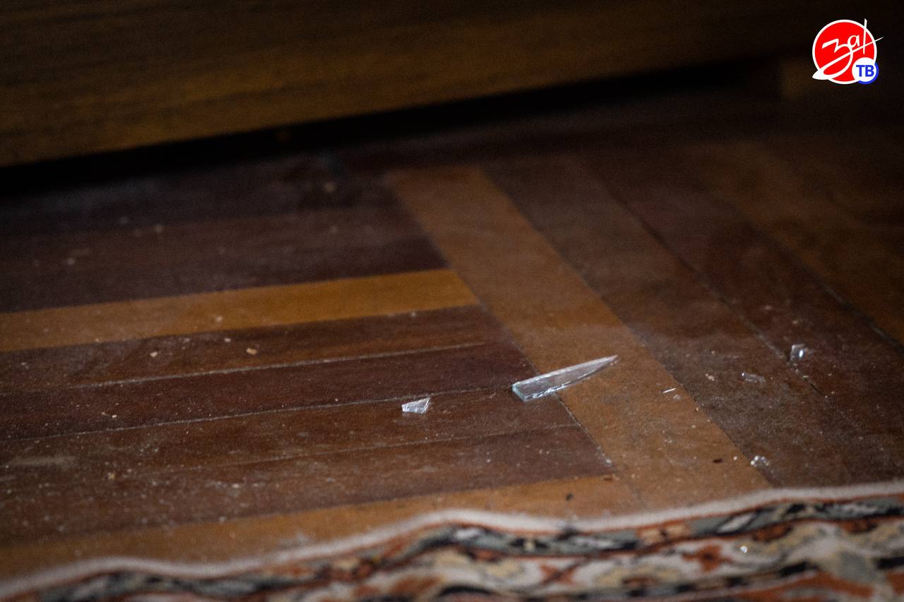 В результате ночной атаки противника на Мелитополь повреждения получили жилые дома В результате ночной атаки противника на Мелитополь повреждения получили жилые дома