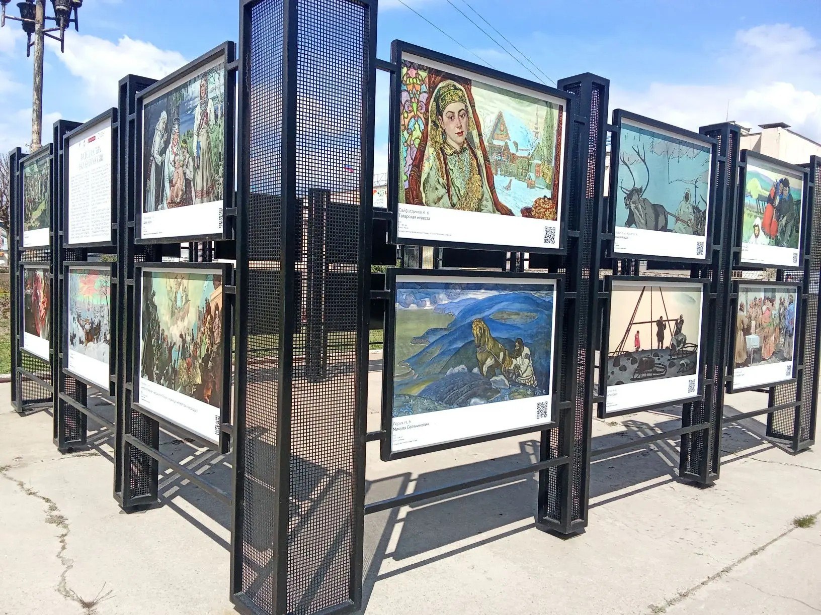 В Энергодаре открылась яркая уличная экспозиция, посвященная Году единства народов России