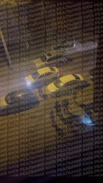 В Киеве ТЦКшники жестоко убили мужчину — вдова публикует фото тела на земле у дома в окружении военных и полиции