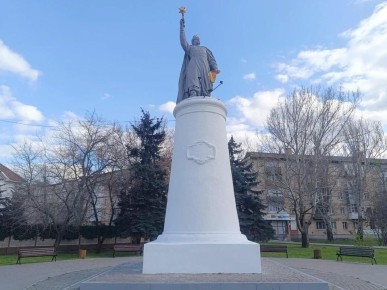 В Мелитополе приводят в порядок скверы и стелы ко Дню Победы