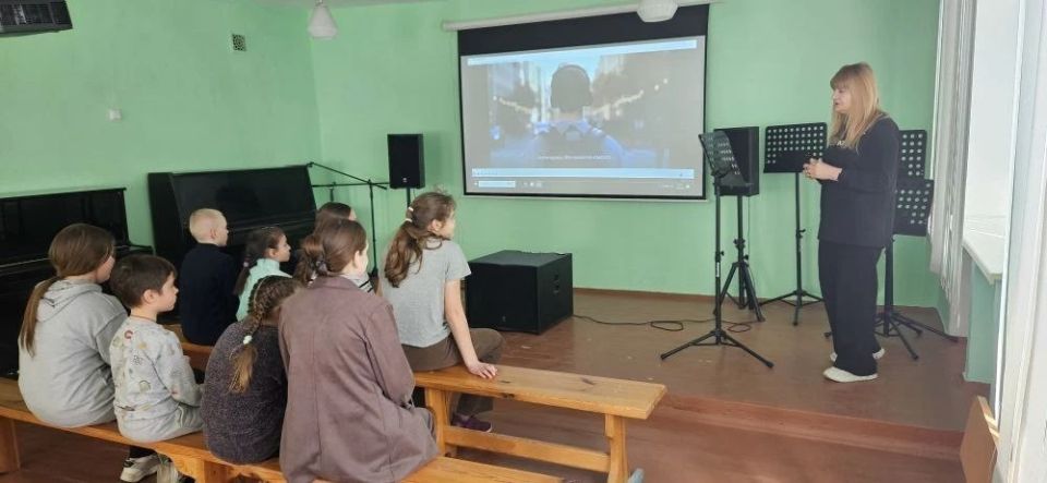 В стенах Днепрорудненской Детской школы искусств состоялась лекция на тему «Мы против террора: наша общая позиция» В стенах Днепрорудненской Детской школы искусств состоялась лекция на тему «Мы против террора: наша общая позиция»