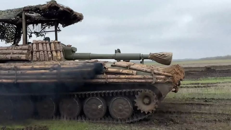 122-мм самоходная гаубица 2С1 «Гвоздика» с элементами динамической защиты «Сосна», из состава группировки войск «Восток» в Запорожской области 122-мм самоходная гаубица 2С1 «Гвоздика» с элементами динамической защиты «Сосна», из состава группировки войск «Восток» в Запорожской области